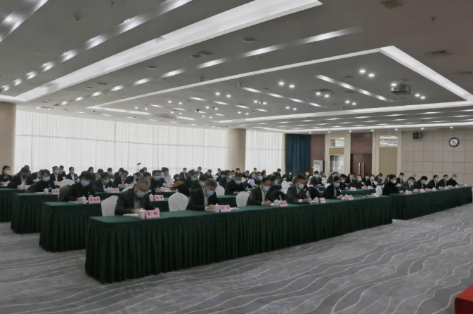 鞍勤集團(tuán)、溫泉集團(tuán)舉辦貫徹落實(shí)市第十三次黨代會(huì)精神宣講報(bào)告會(huì)(圖3)